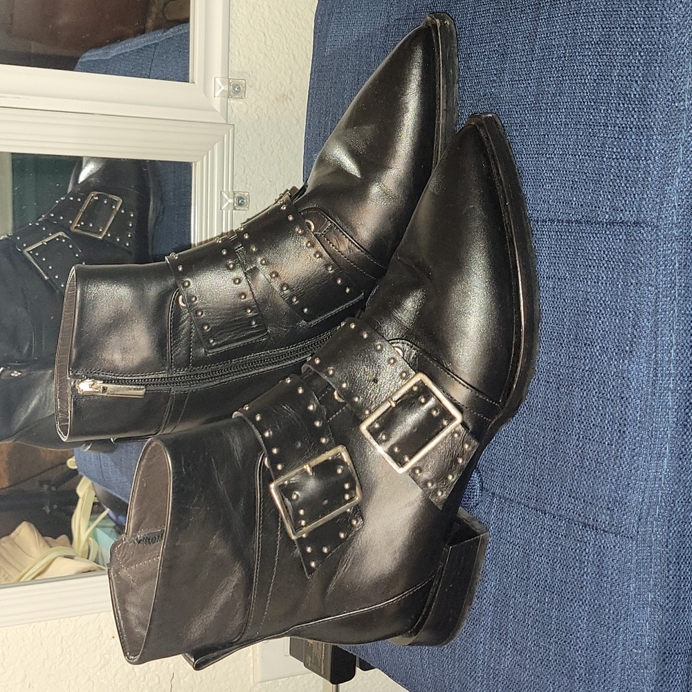 Capezzani pointed toe booties stud